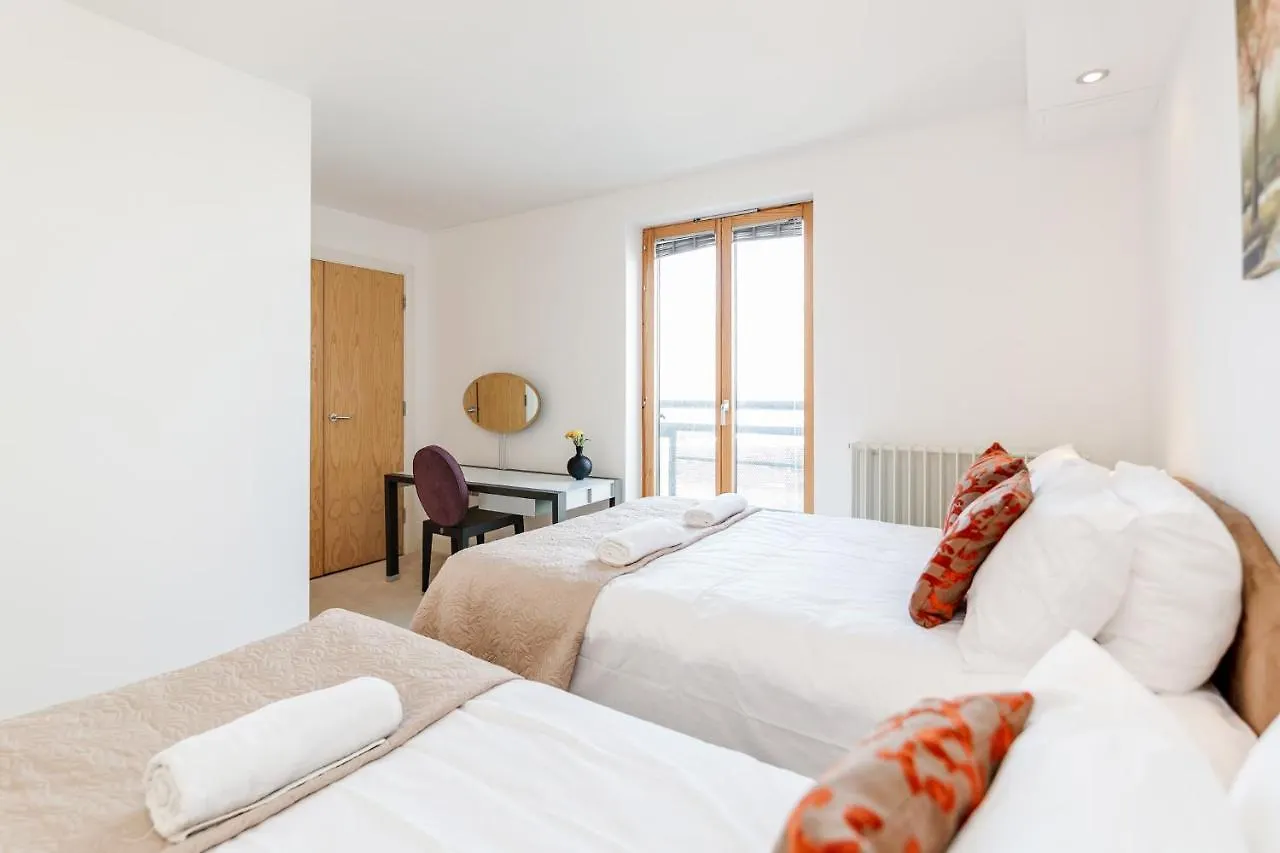 Premium Excel 3 & 2 Bedrooms London Apartment