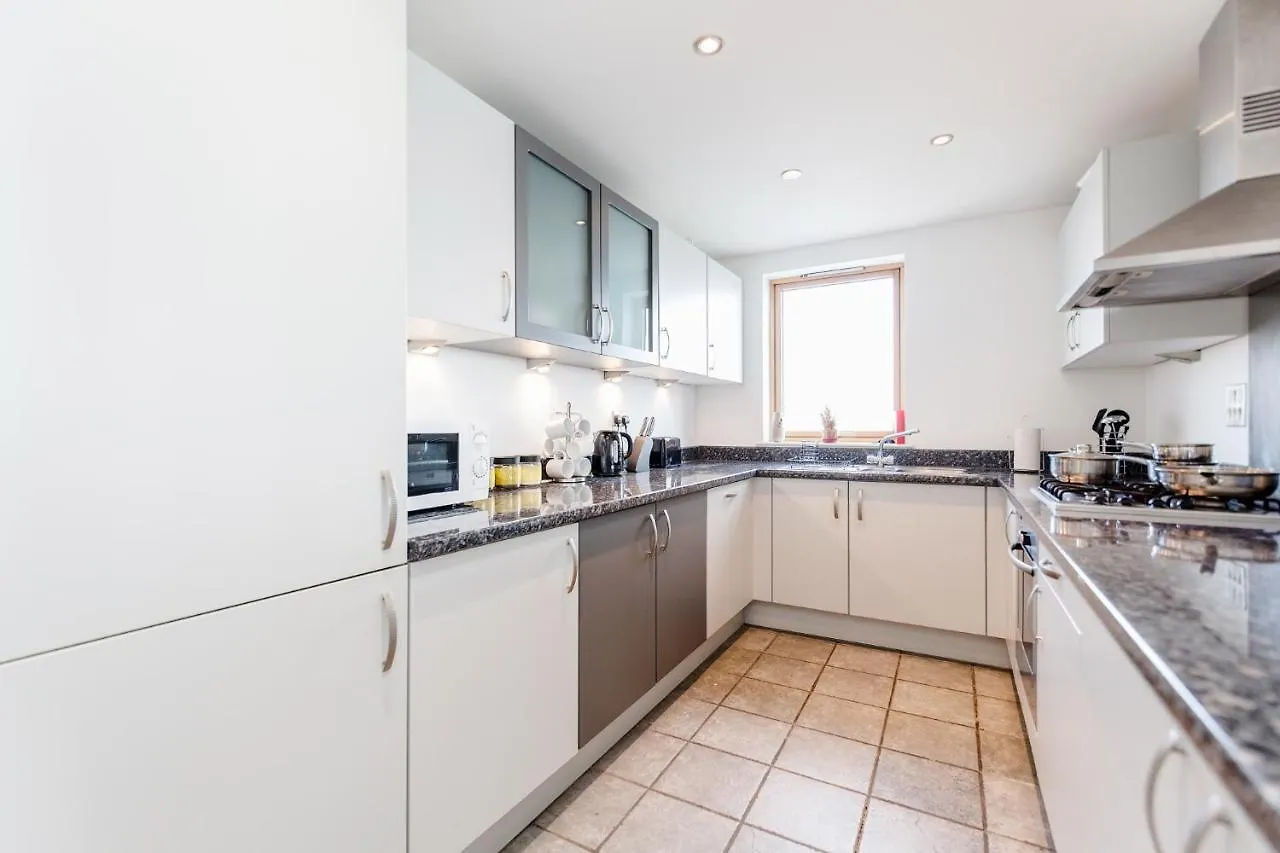 Premium Excel 3 & 2 Bedrooms London Apartment