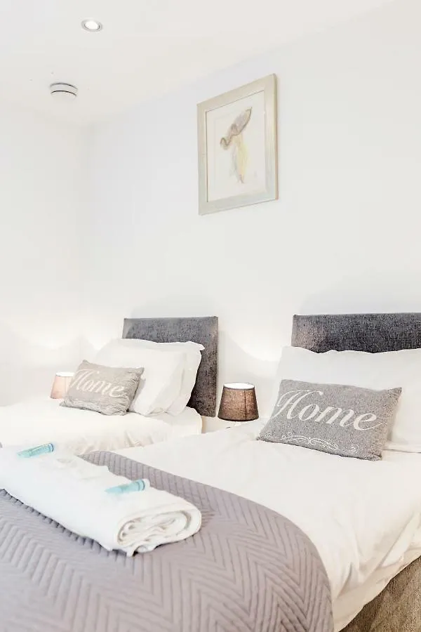 Premium Excel 3 & 2 Bedrooms London 0*,